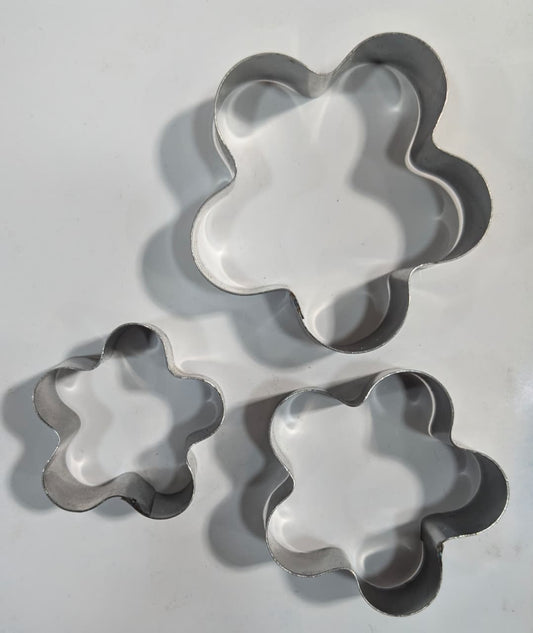 stainless steel flower-shaped cookie and biscuit cutters 3pcs set