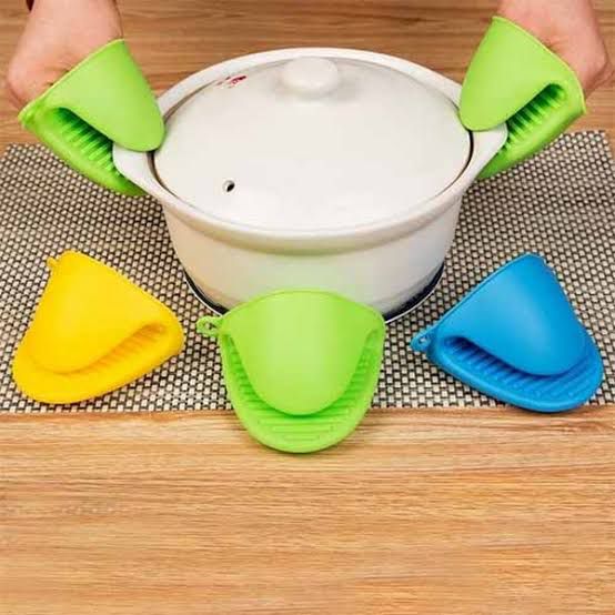 SILICONE POT GRIPPER / POT HOLDER PAIR