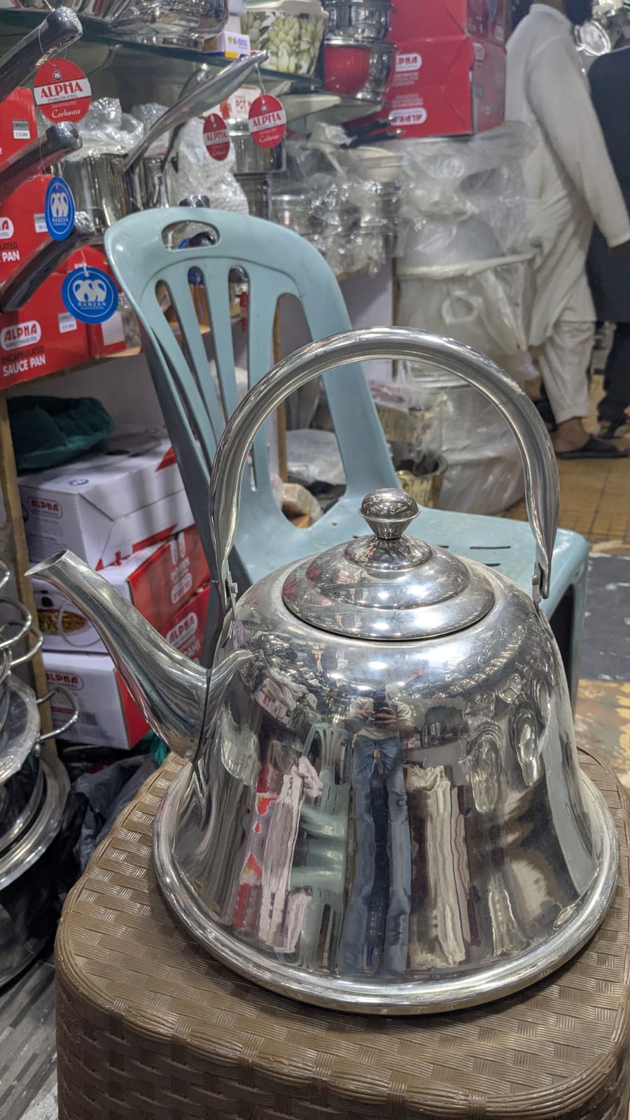 This high-quality stainless steel kettle features a traditional mirror finish and a sturdy, arched handle. 7L