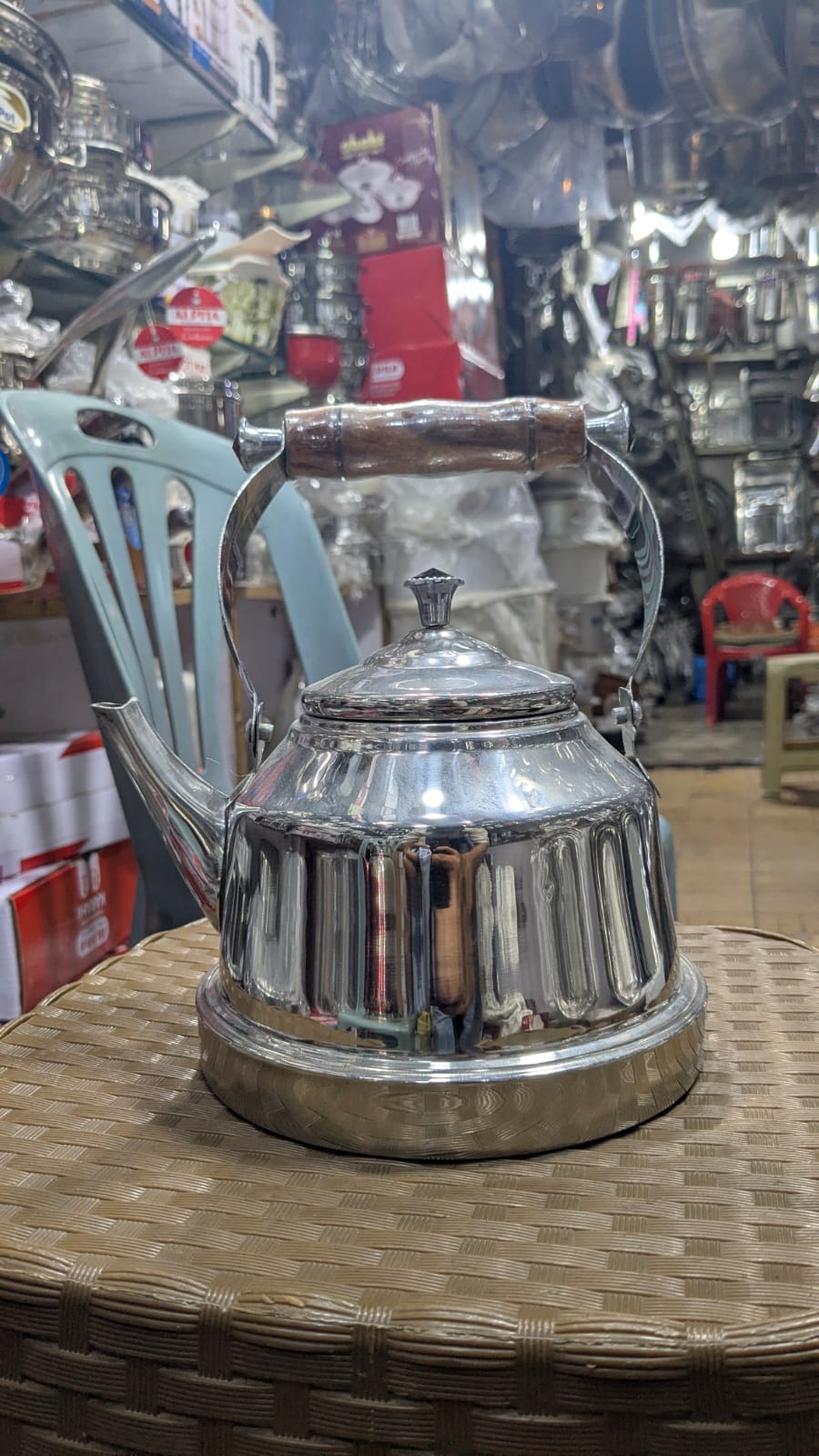 stainless steel kettle features a retro design with a prominent wooden handle. 1.5L