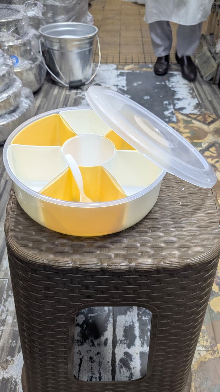This is a divided snack box, likely an Appollo Deluxe Compartment